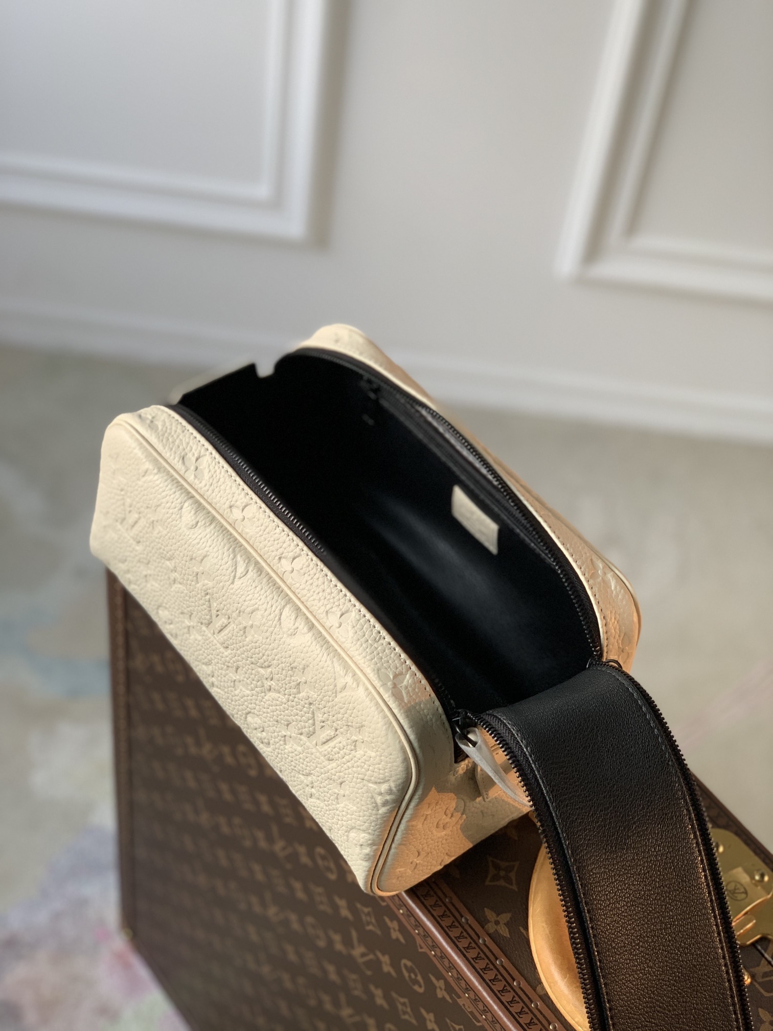 l**is V*t*n locker dopp kit pouch -28 x 15 x 16.5cm