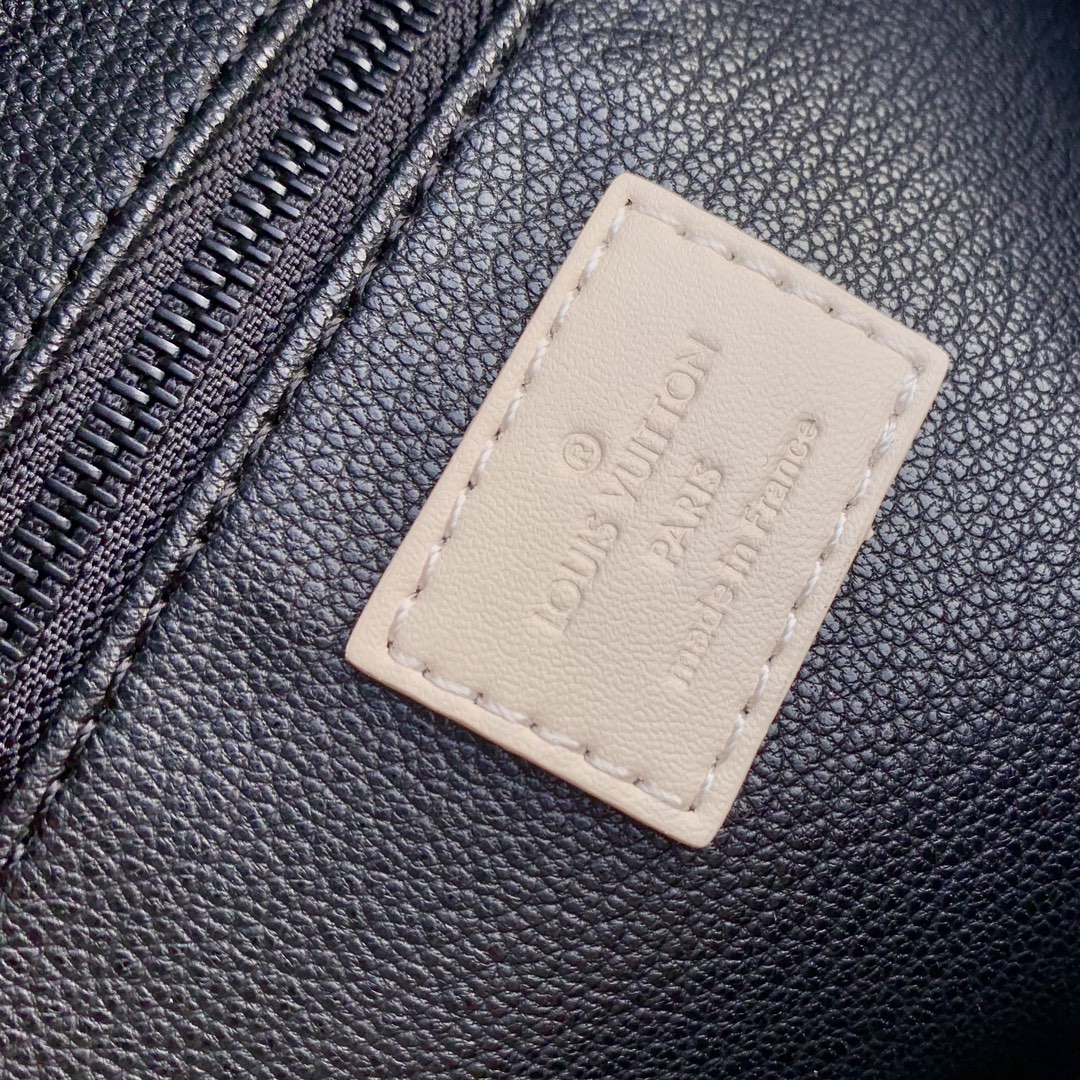 l**is V*t*n locker dopp kit pouch -28 x 15 x 16.5cm