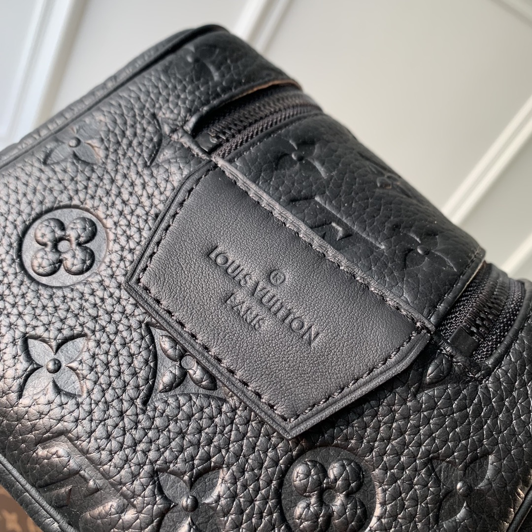 l**is V*t*n locker dopp kit pouch -28 x 15 x 16.5cm