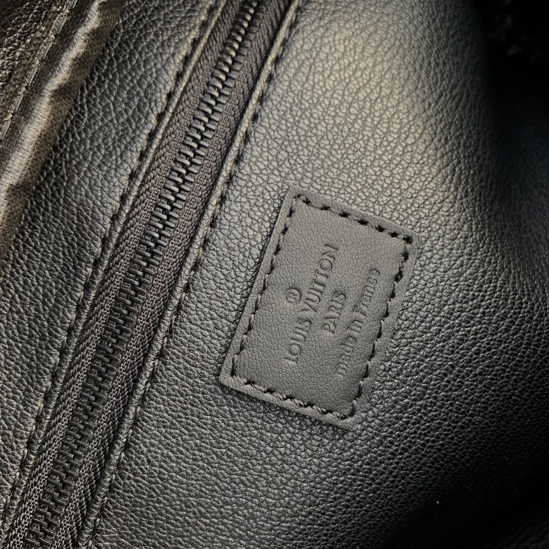 l**is V*t*n locker dopp kit pouch -28 x 15 x 16.5cm