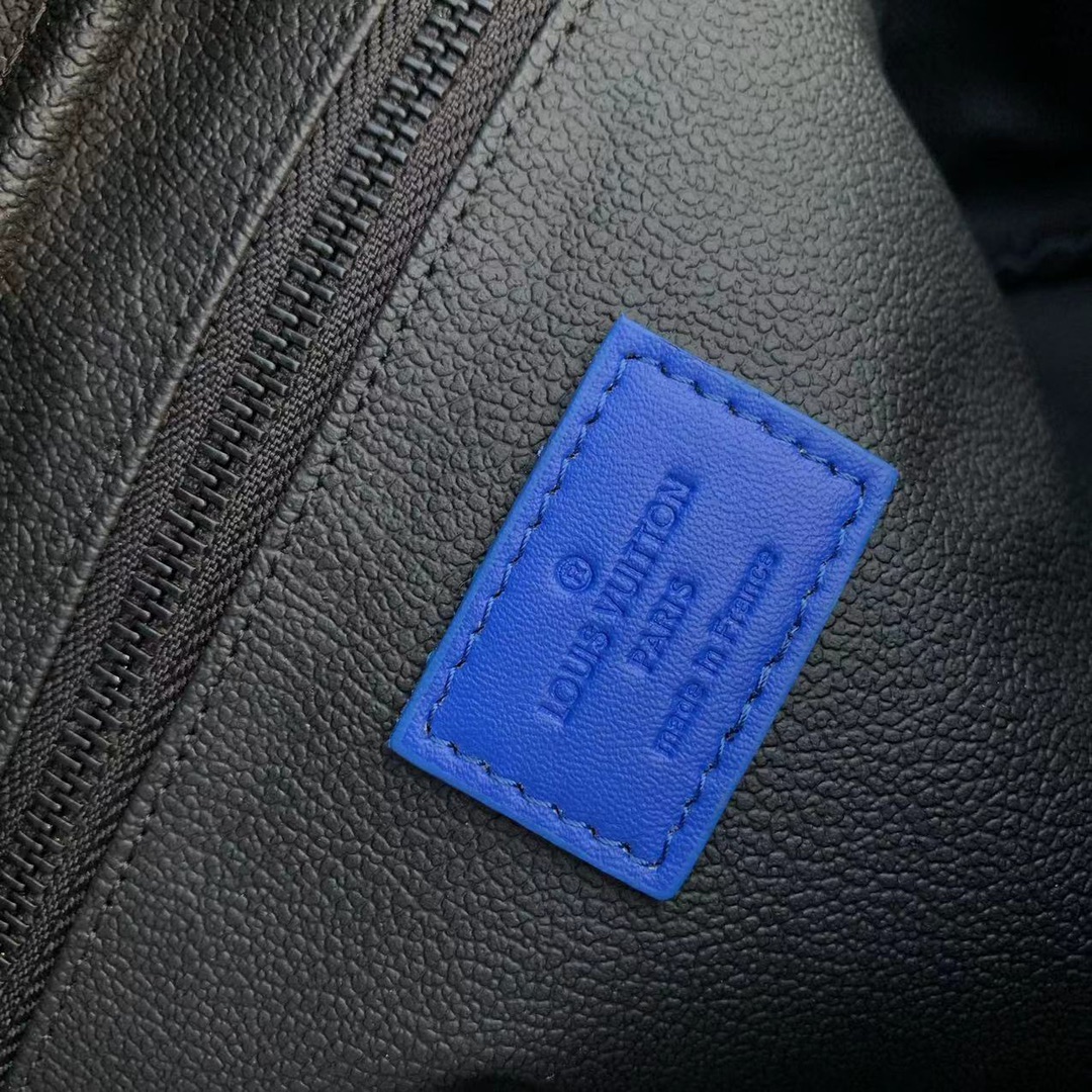 l**is V*t*n locker dopp kit pouch -28 x 15 x 16.5cm