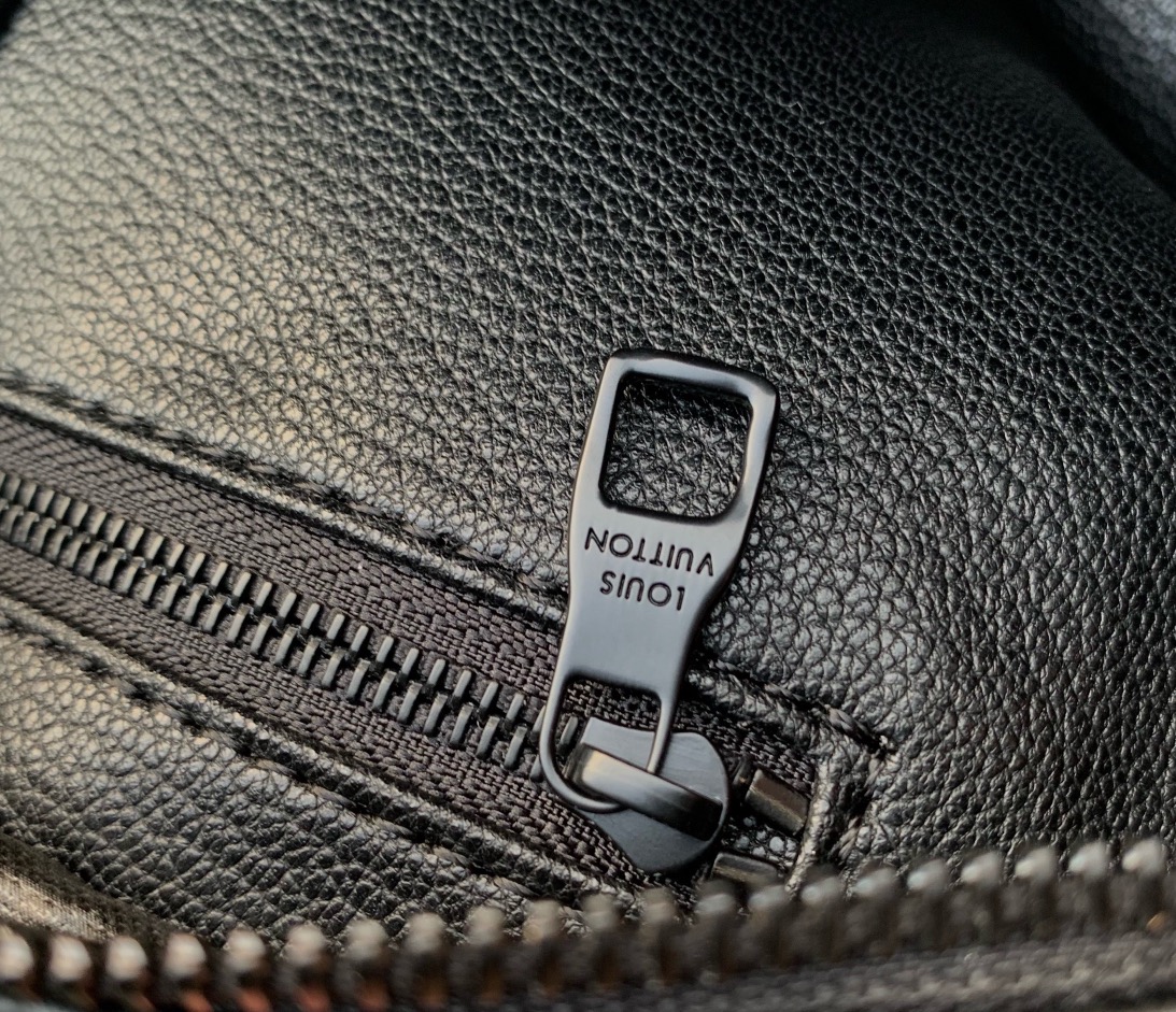 l**is V*t*n locker dopp kit pouch -28 x 15 x 16.5cm