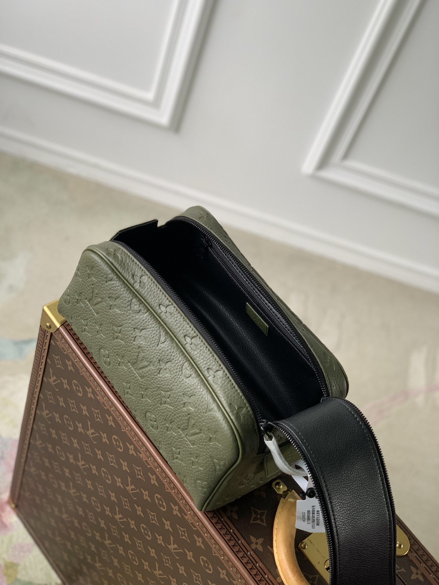 l**is V*t*n locker dopp kit pouch -28 x 15 x 16.5cm