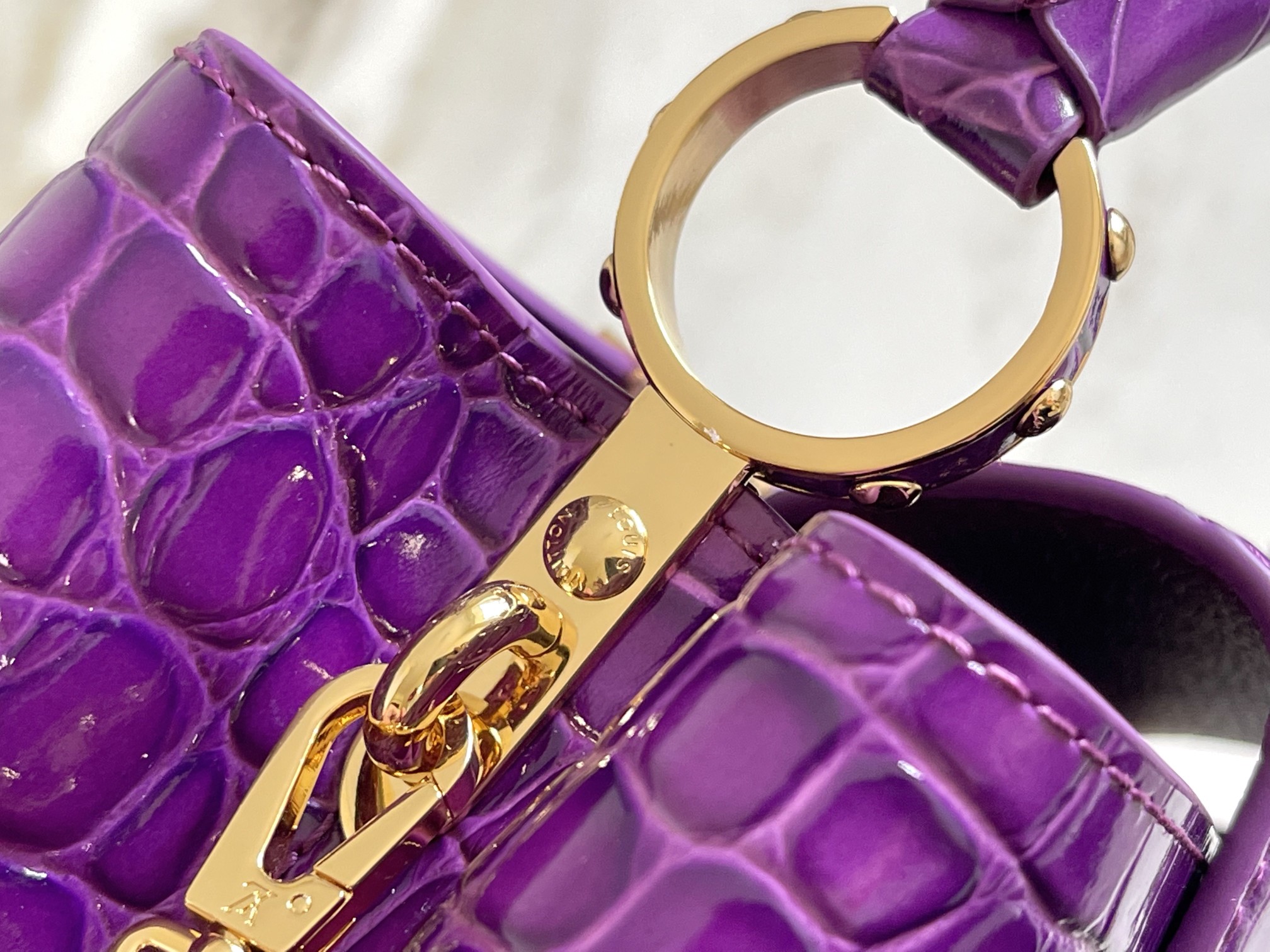 l**is V*t*n capucines handlebag