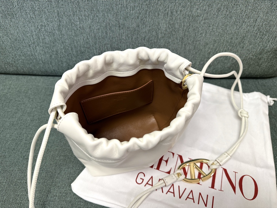 Valentino Garavani Vlogo Pouf Bag-20x17x8CM