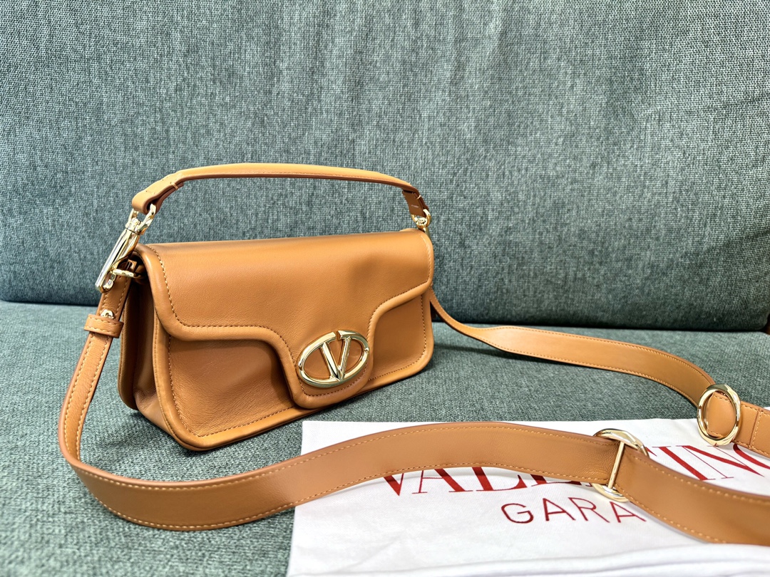 Valentino Vlogo Signature Bag-26*1399CM