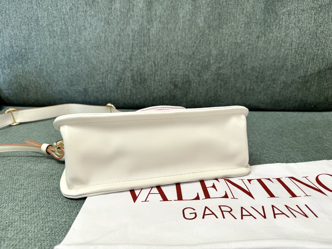 Valentino Vlogo Signature Bag-26*1399CM