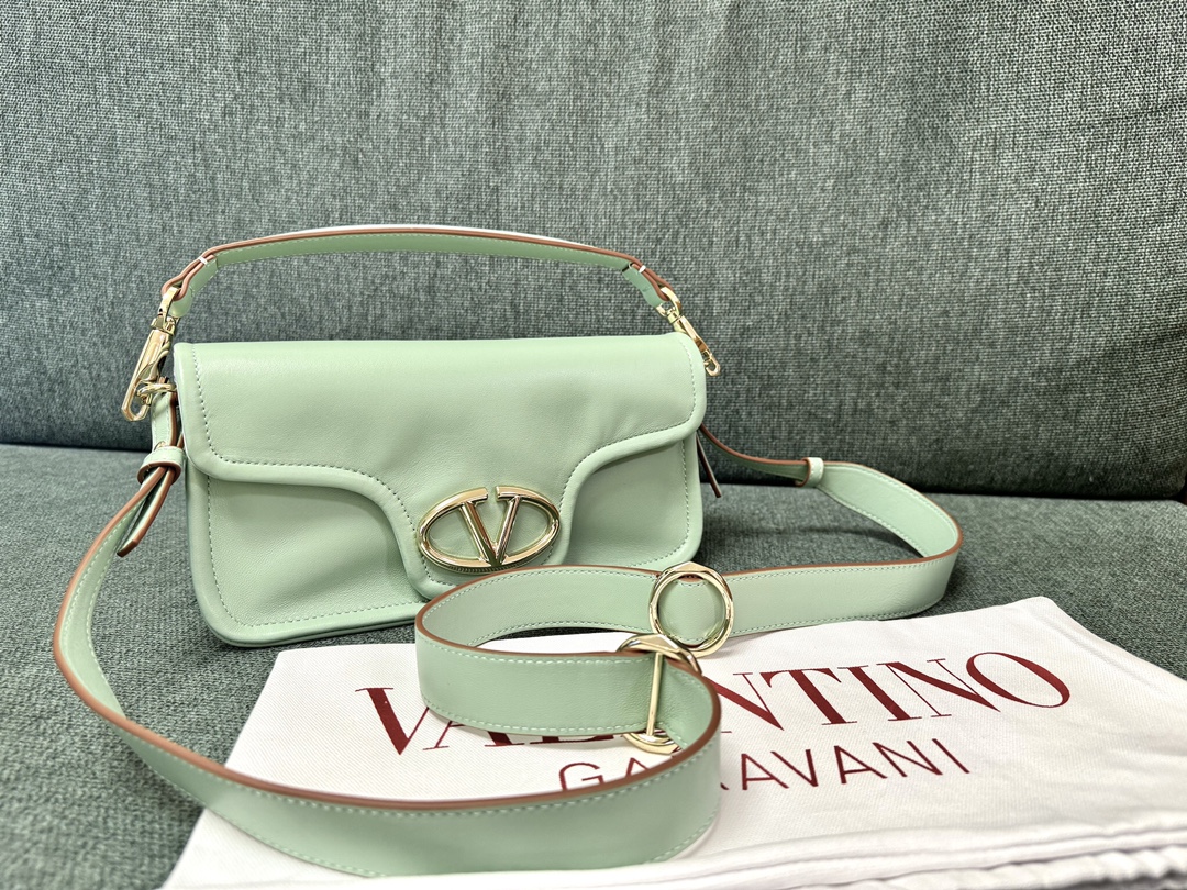 Valentino Vlogo Signature Bag-26*1399CM