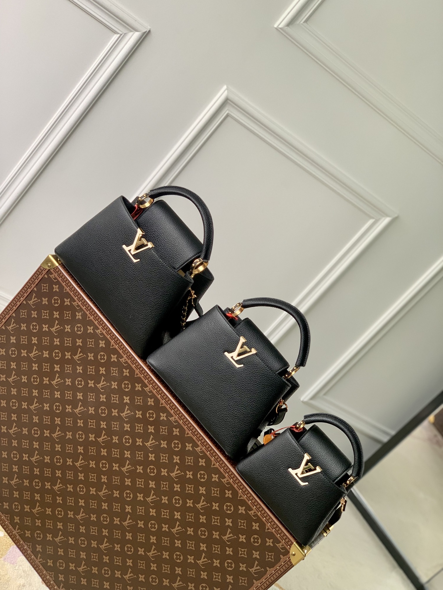 l**is V*t*n capucines handlebag