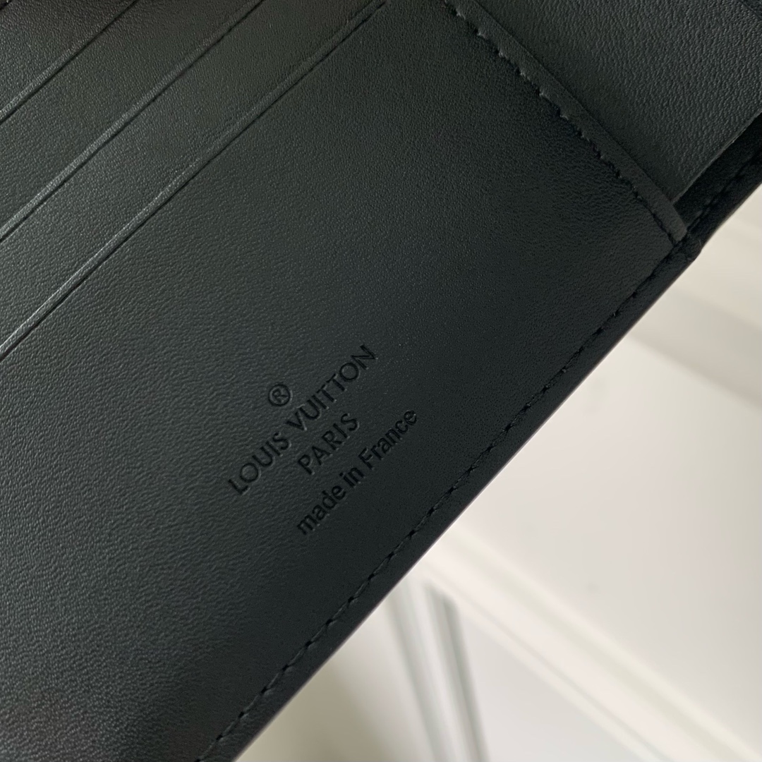 l**is V*t*n wallet-m83333-11.5 x 9 x 1.5cm