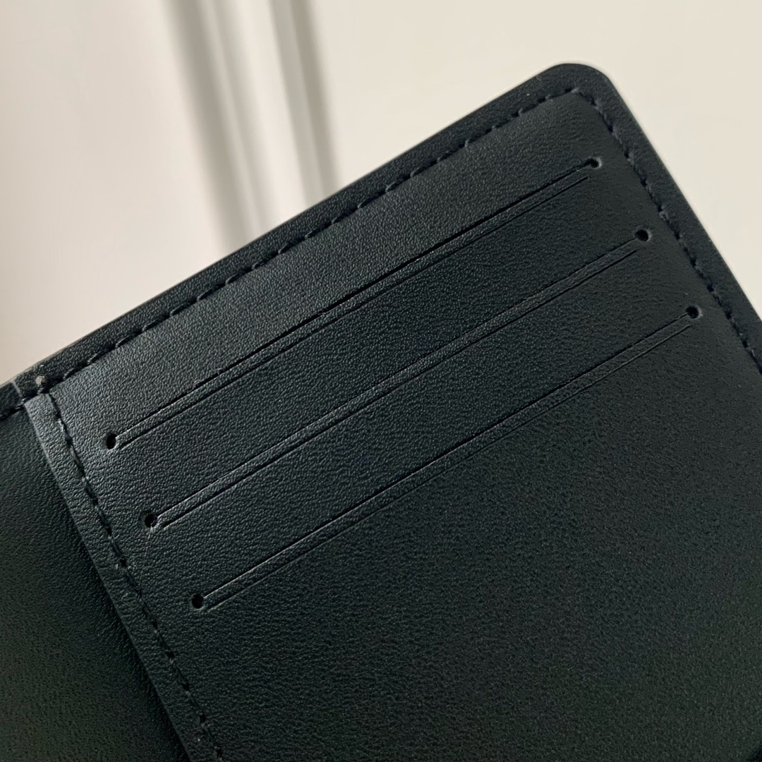 l**is V*t*n wallet-m83330-7.5 x 11.1 x 1cm