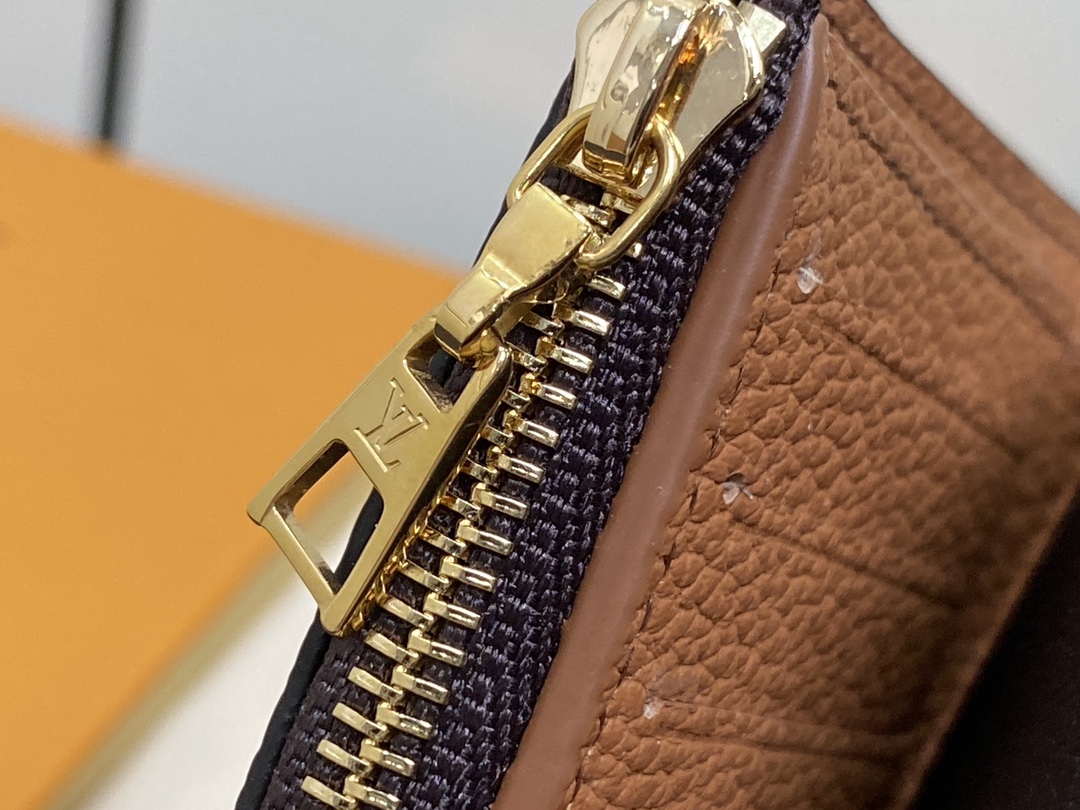 l**is V*t*n victorine on my side12*9.5*2.5cm