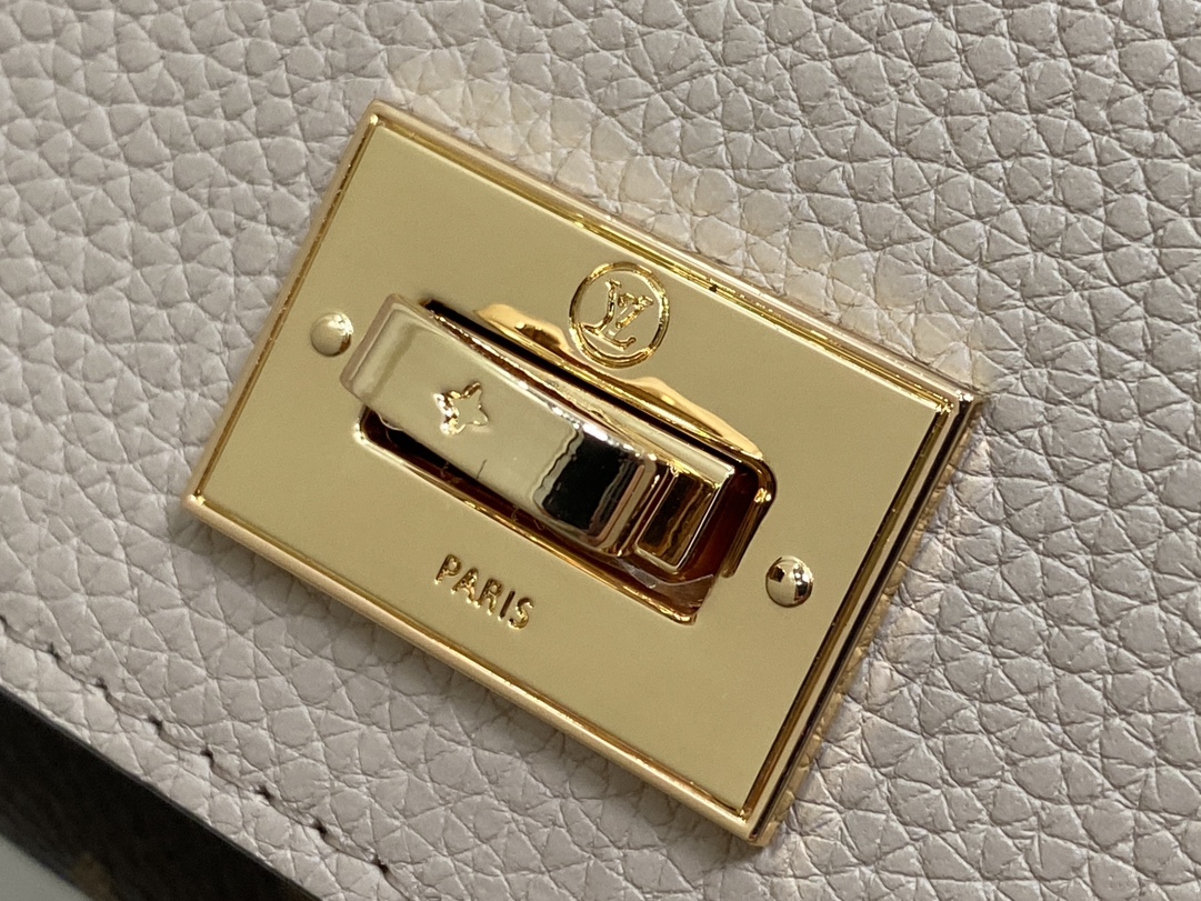 l**is V*t*n victorine on my side12*9.5*2.5cm