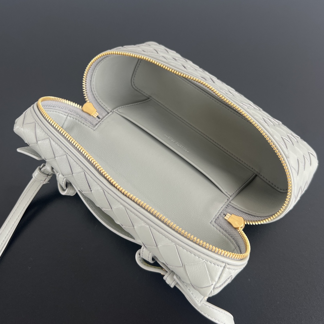 Bo*te*ga ve*ne*ta vanity case bag-22x12.5x5cm