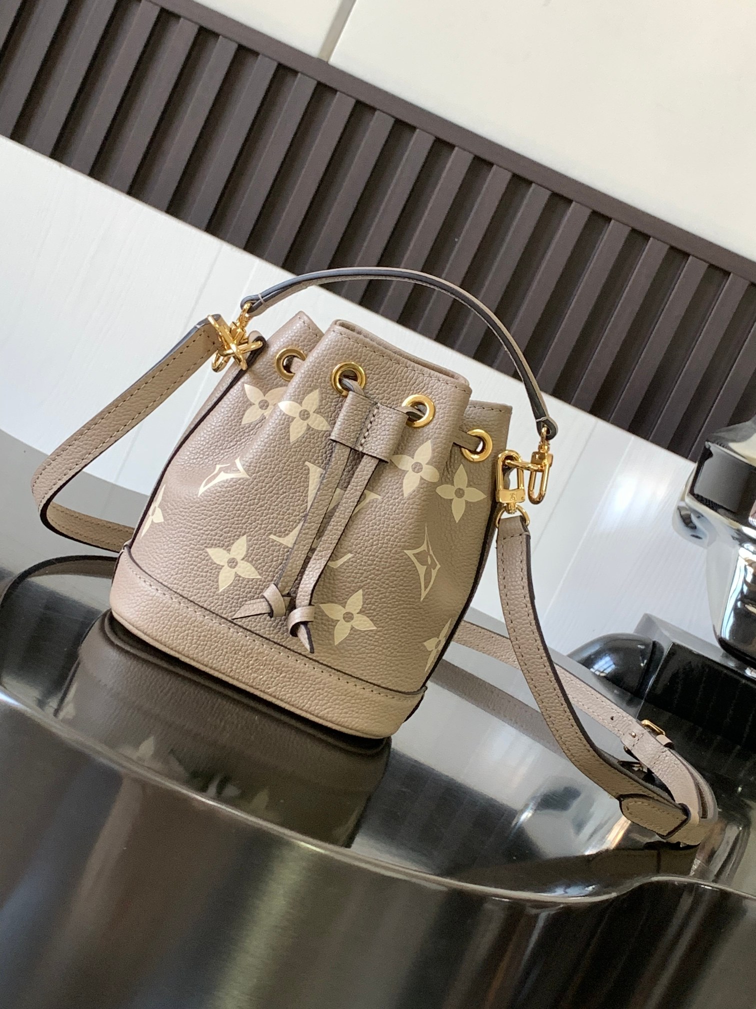 l**is V*t*n nano noé-13 x 16 x 10cm