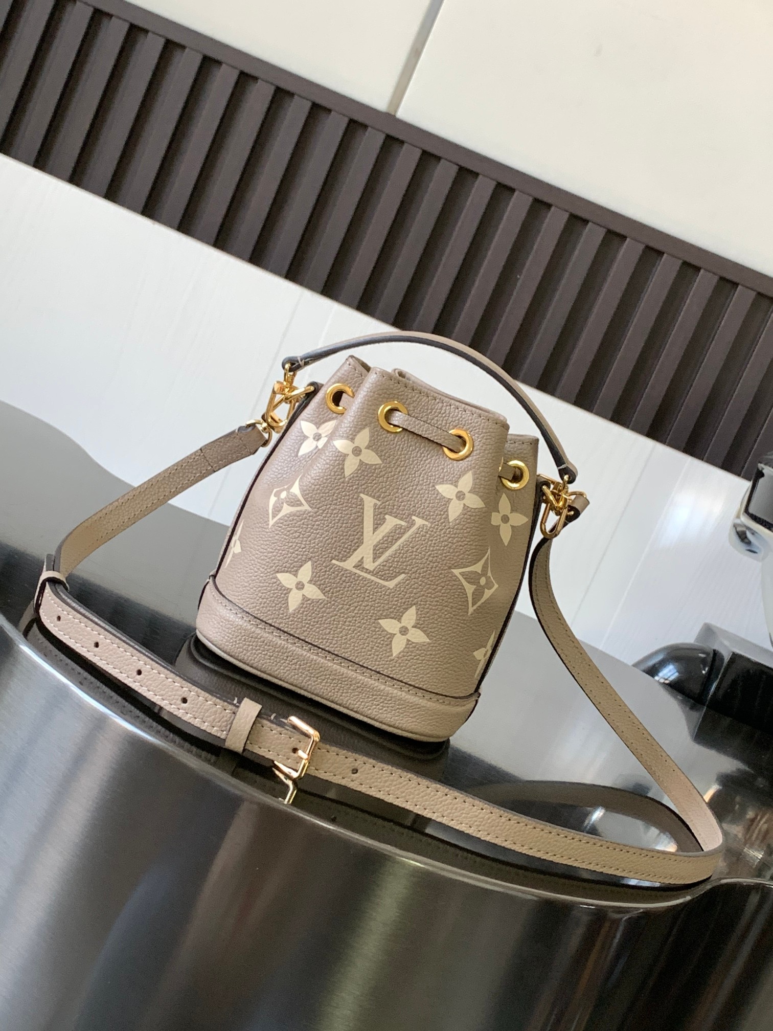 l**is V*t*n nano noé-13 x 16 x 10cm