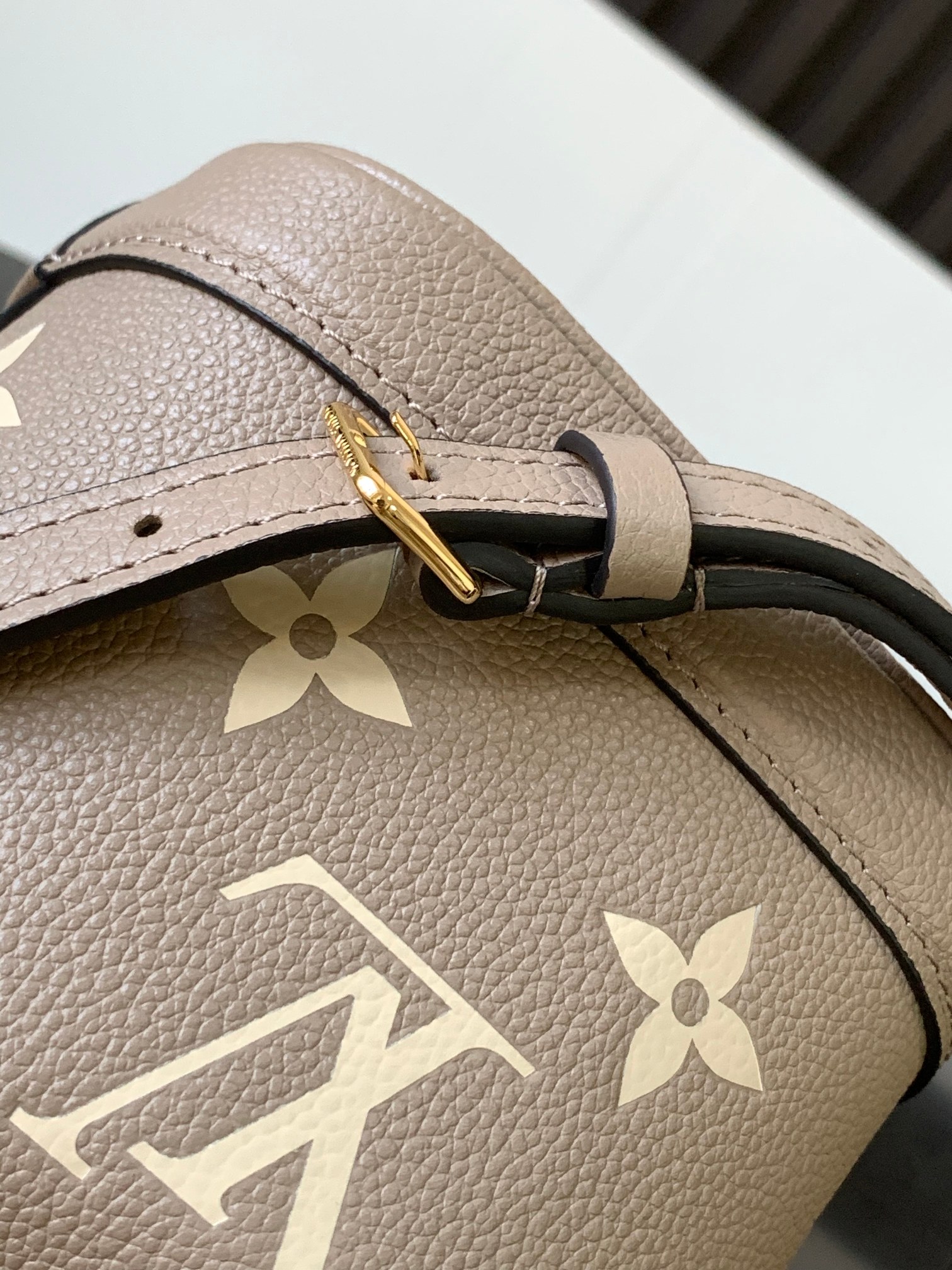 l**is V*t*n nano noé-13 x 16 x 10cm