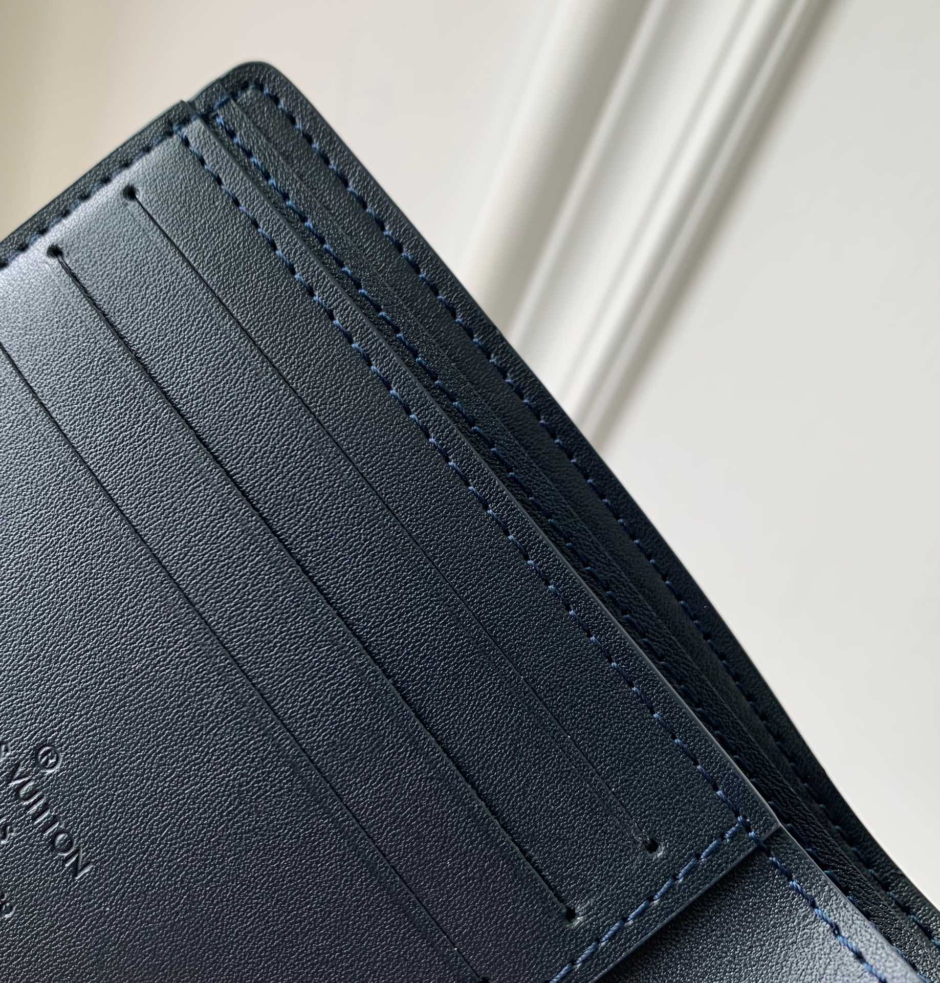 l**is V*t*n multiple wallet-m61695-11.5 x 9 x 1.5 cm