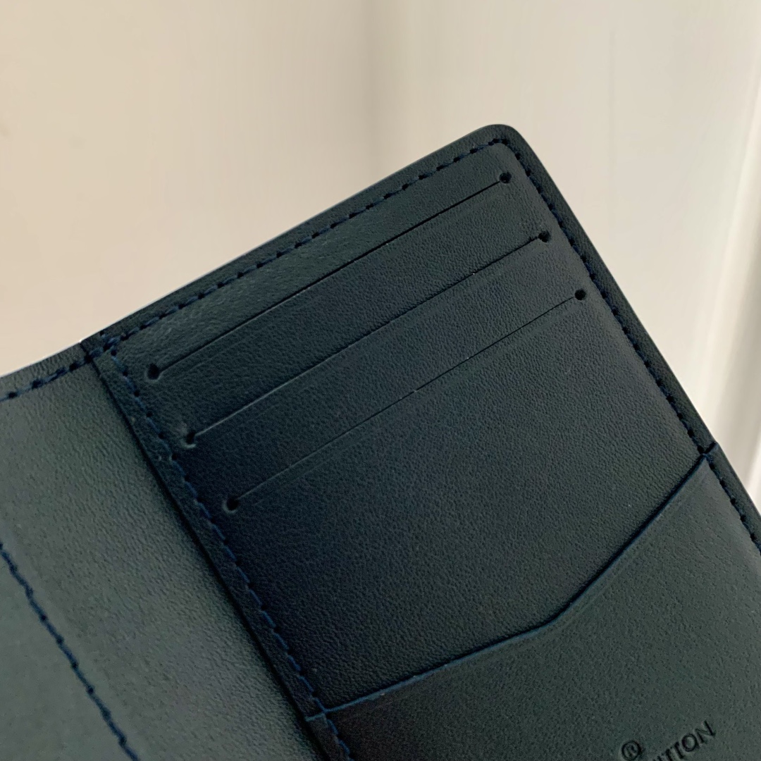 l**is V*t*n wallet m61696