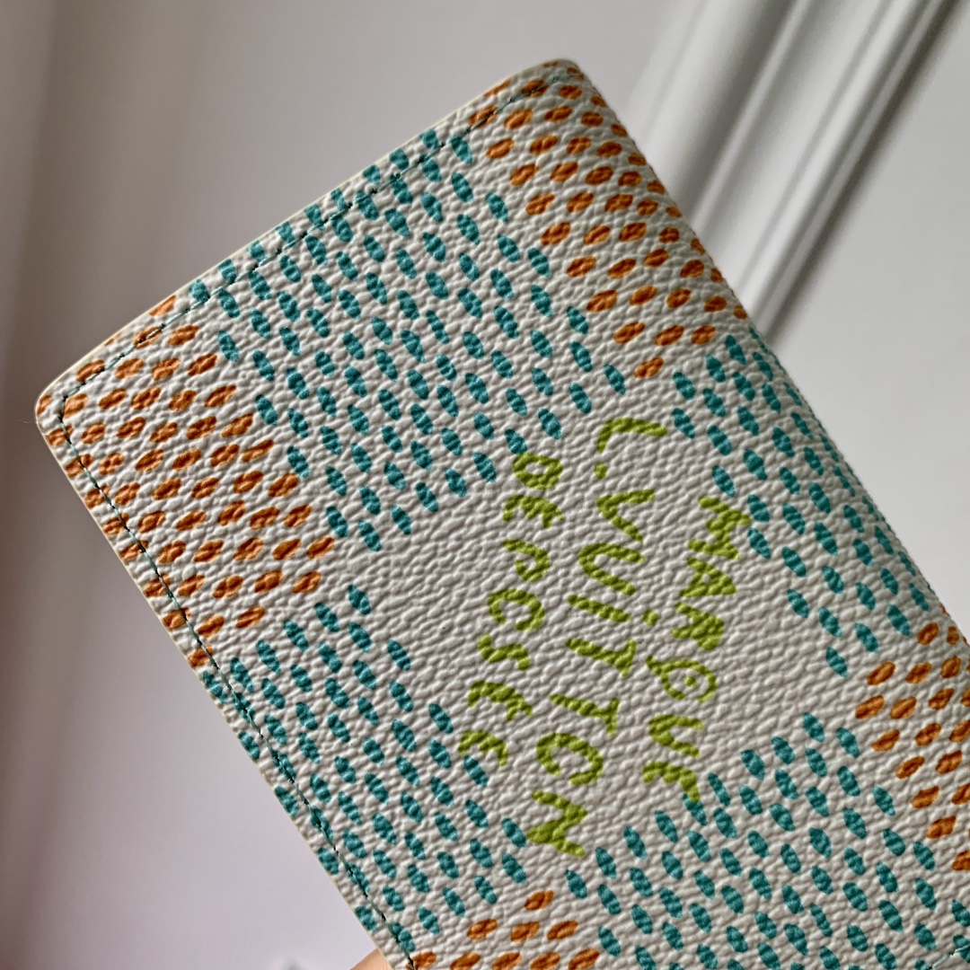 l**is V*t*n wallet-n40678