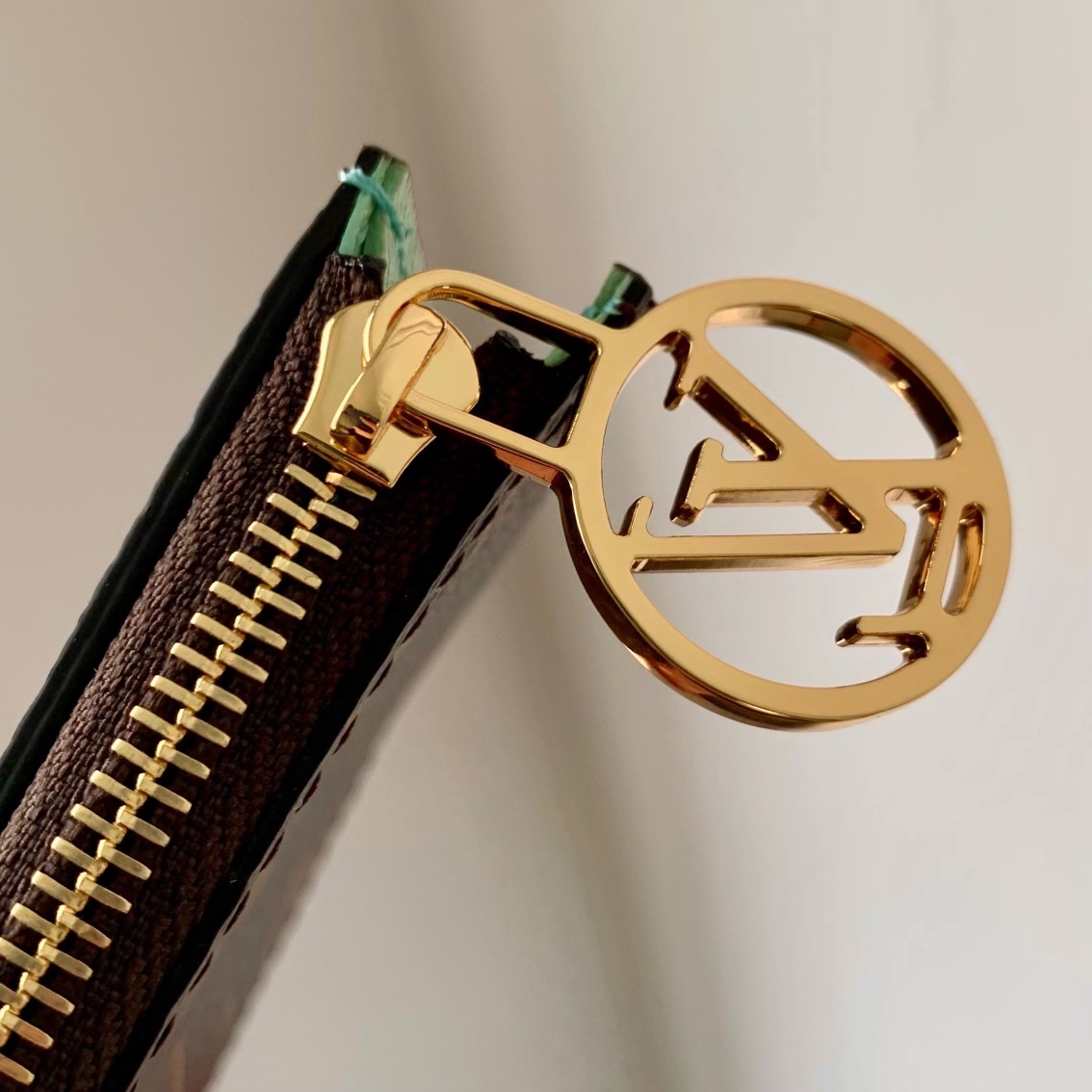 l**is V*t*n wallet-n40678