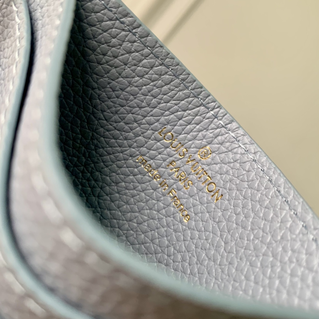 l**is V*t*n wallet-m82132-10.2 x 7.3 x 0.3cm