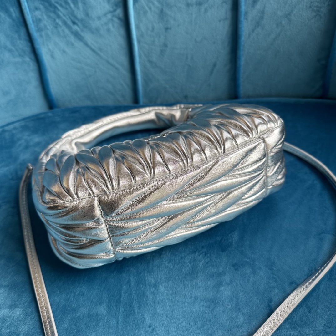 MiuMiu Wander Hobo Bag-23X13X7CM