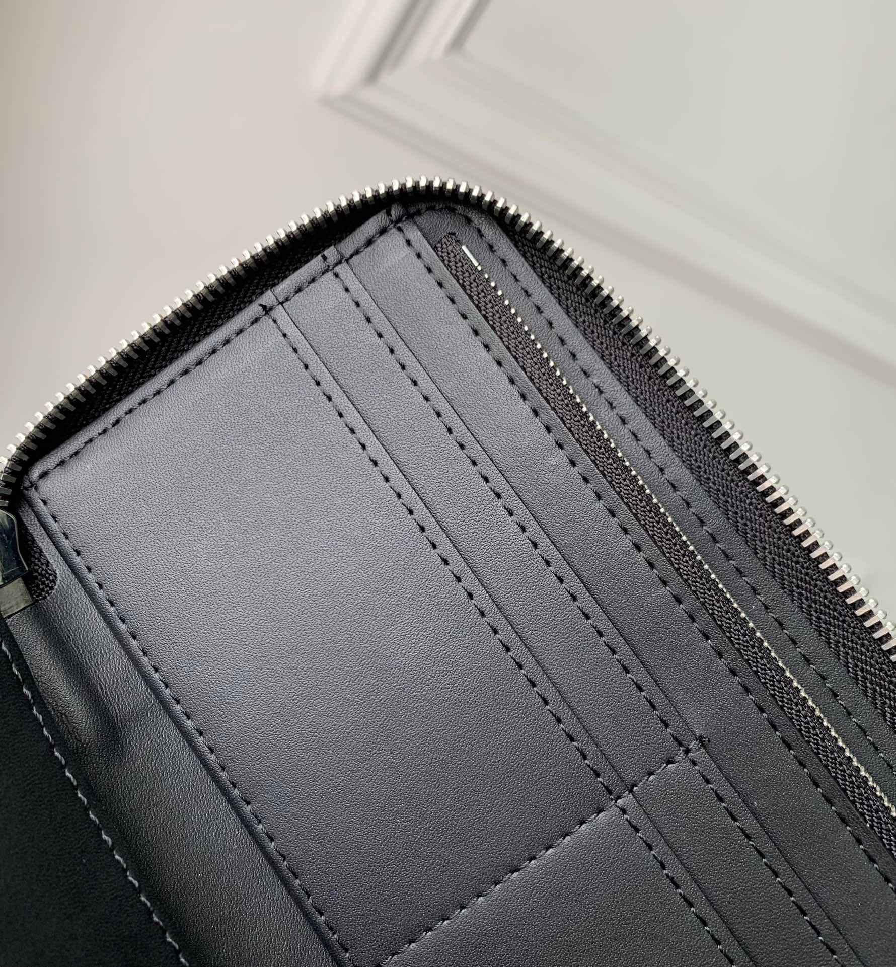 l**is V*t*n zippy vertical wallet m83332-10*20*2cm