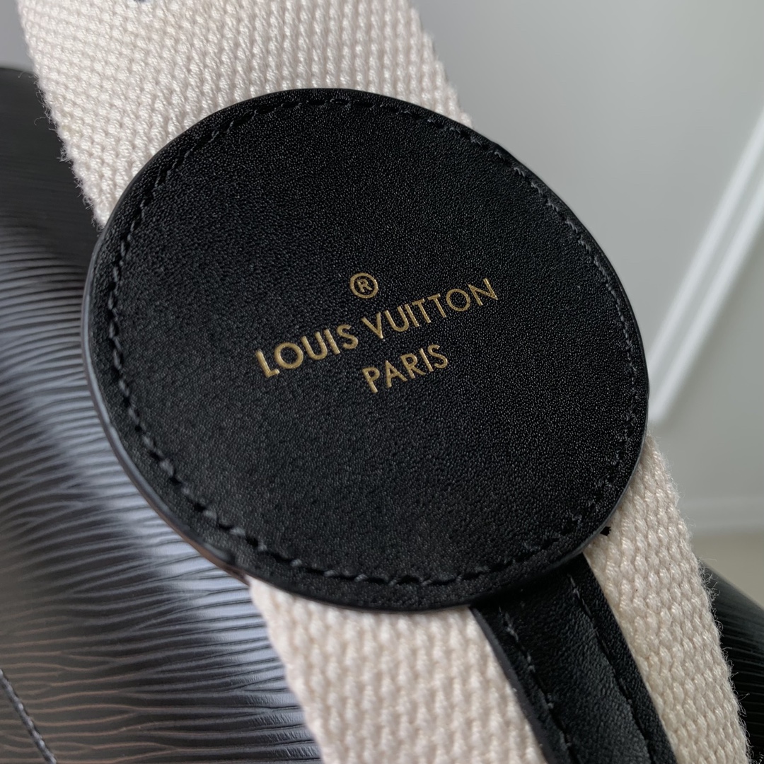 l**is V*t*n twist mm-m21040-23 x 17 x 9.5cm