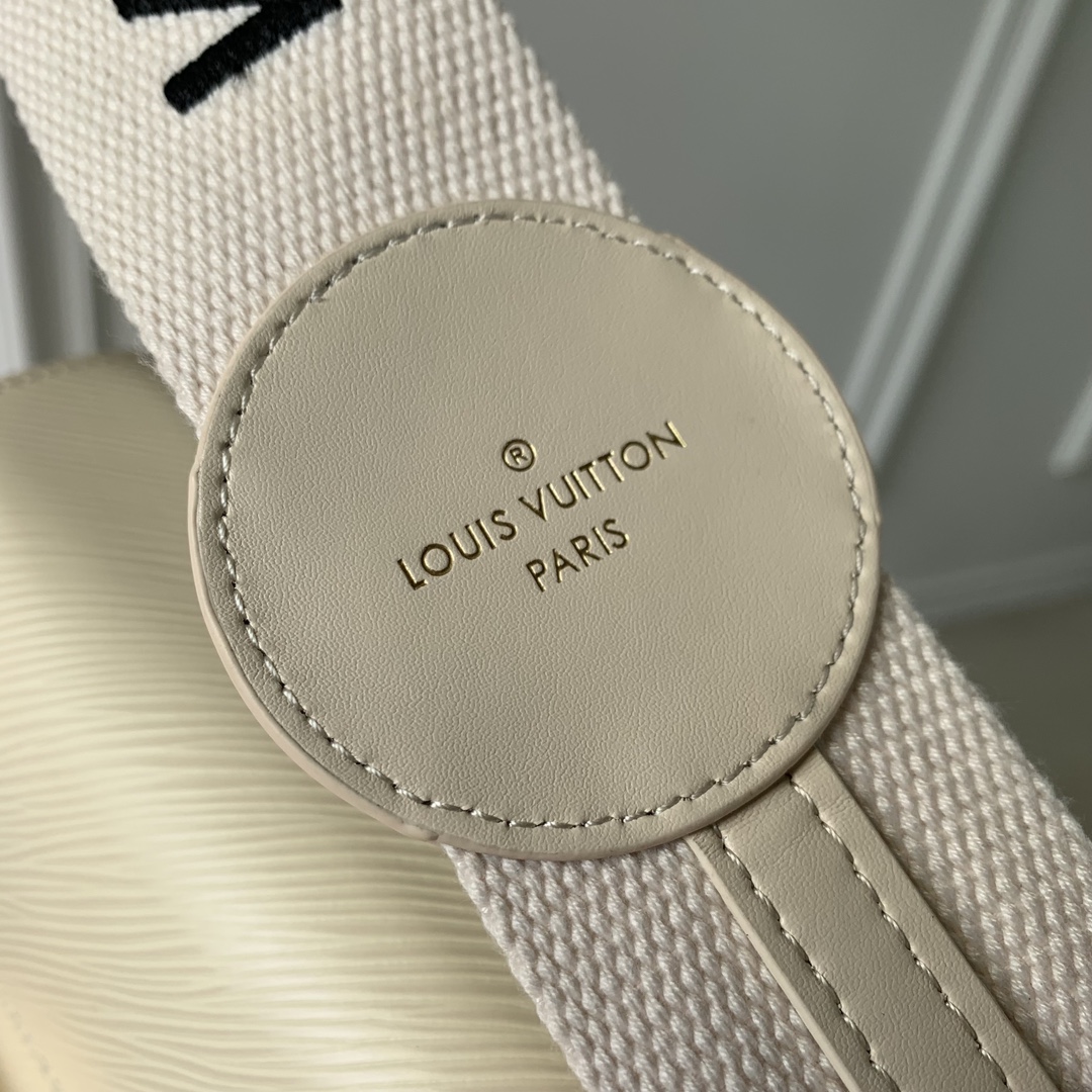 l**is V*t*n twist mm-m21040-23 x 17 x 9.5cm