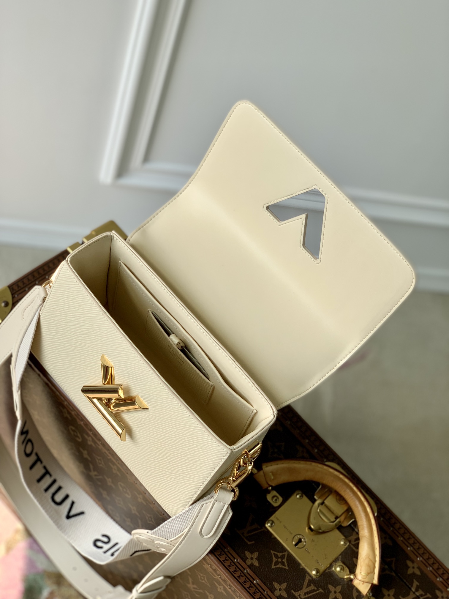 l**is V*t*n twist mm-m21040-23 x 17 x 9.5cm