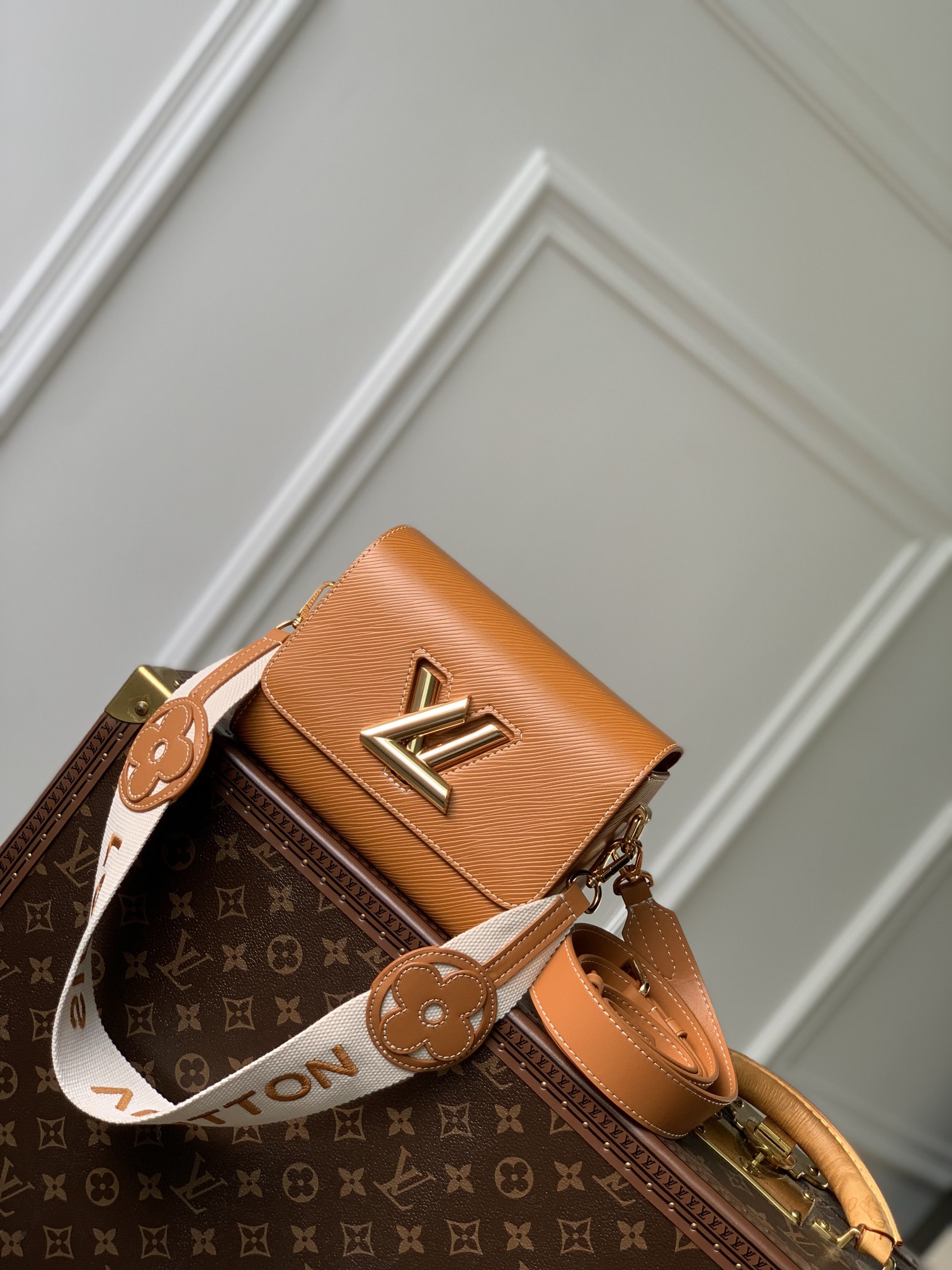 l**is V*t*n twist mm-m21040-23 x 17 x 9.5cm