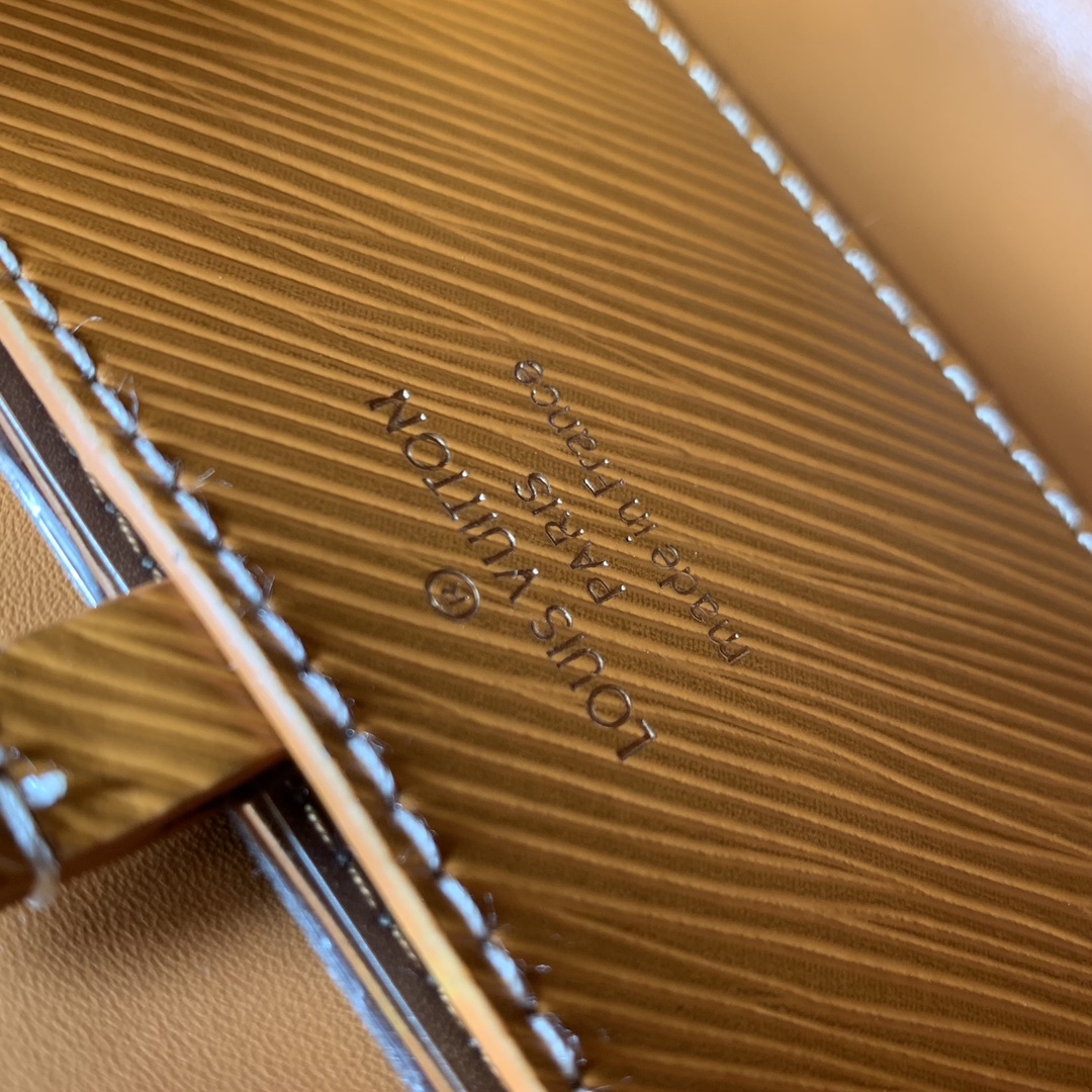 l**is V*t*n twist mm-m21040-23 x 17 x 9.5cm