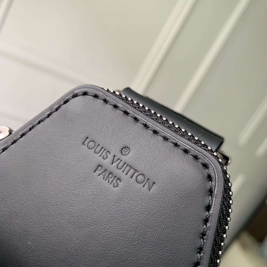 l**is V*t*n avenue bag-16 x 33 x 5.7cm