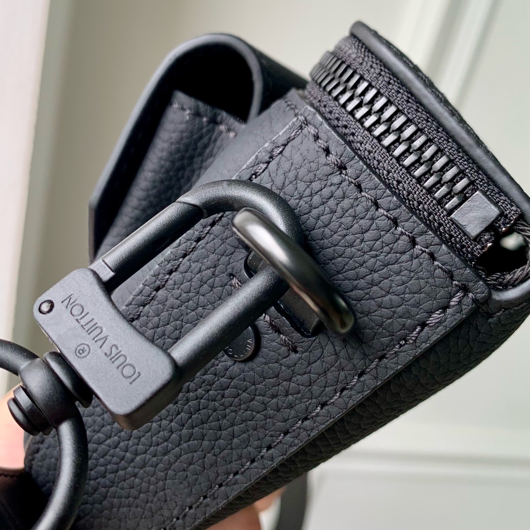 l**is V*t*n pilot bag-m83563-20 x 12 x 5.5cm