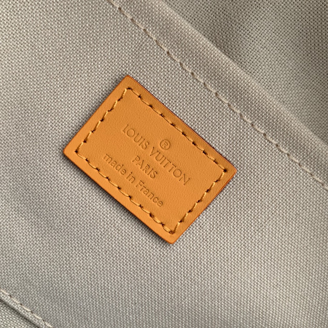 l**is V*t*n locker dopp kit pouch -23 x 13 x 12cm