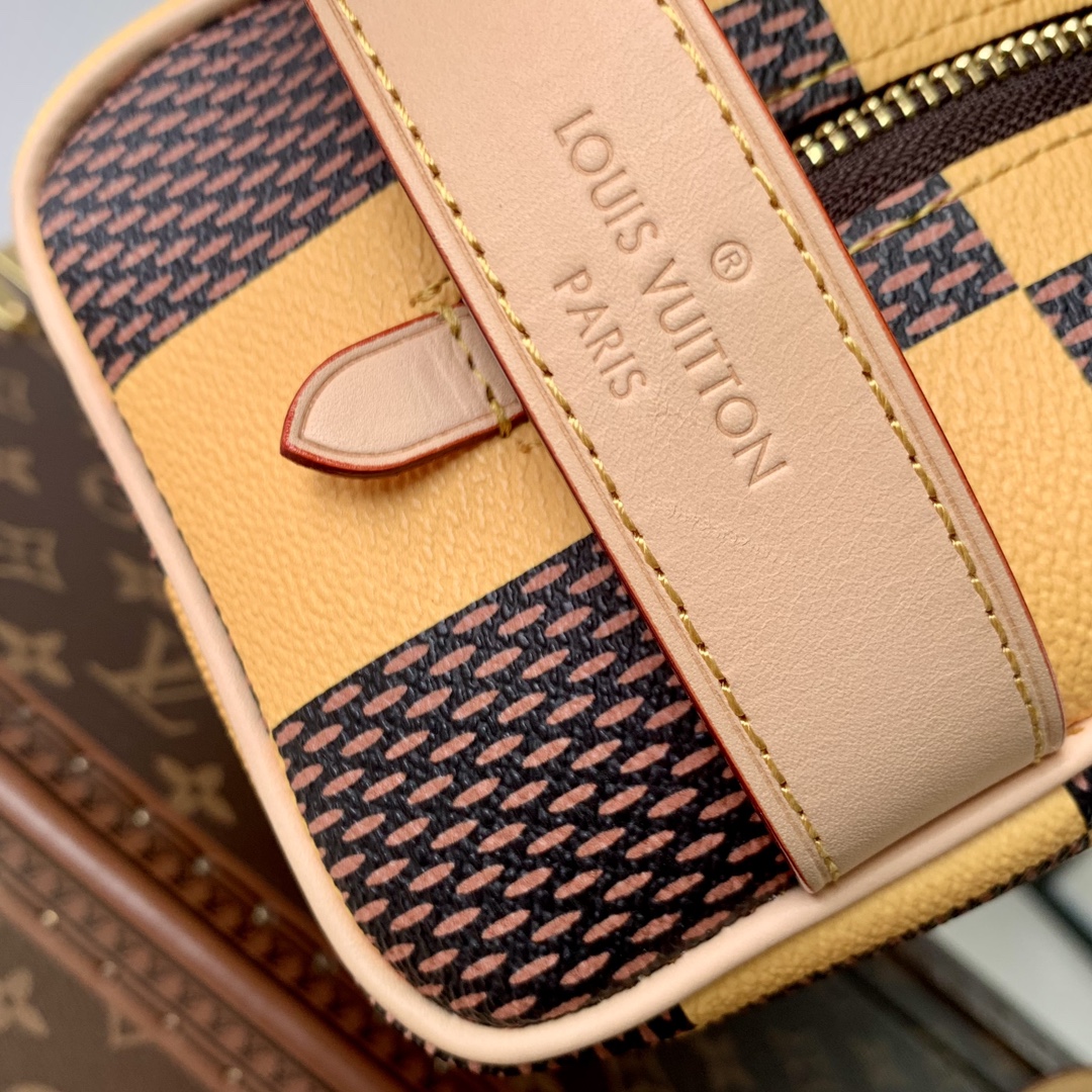 l**is V*t*n locker dopp kit pouch -23 x 13 x 12cm