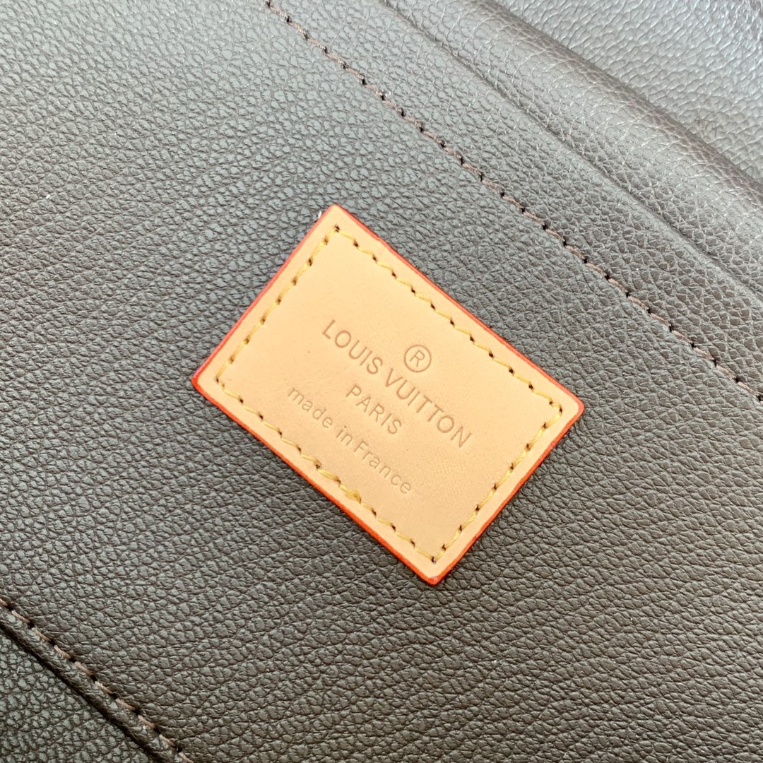 l**is V*t*n locker dopp kit pouch -23 x 13 x 12cm