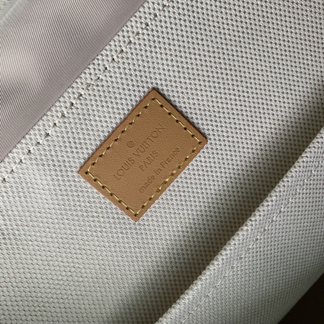 l**is V*t*n montsouris backpack-32 x 40 x 19cm