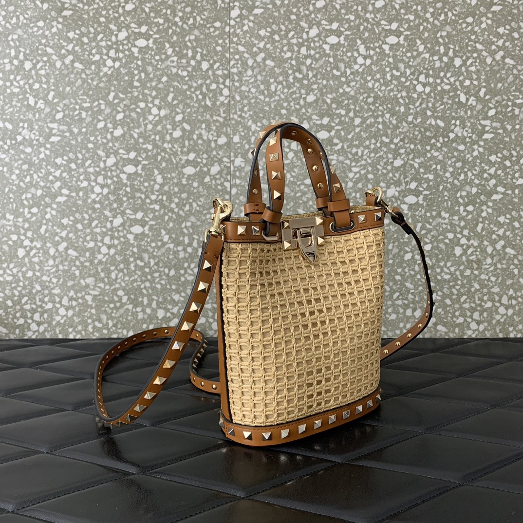 Valentino Garavani Rockstud Bucket In Woven Raffia-16*19*8.5CM