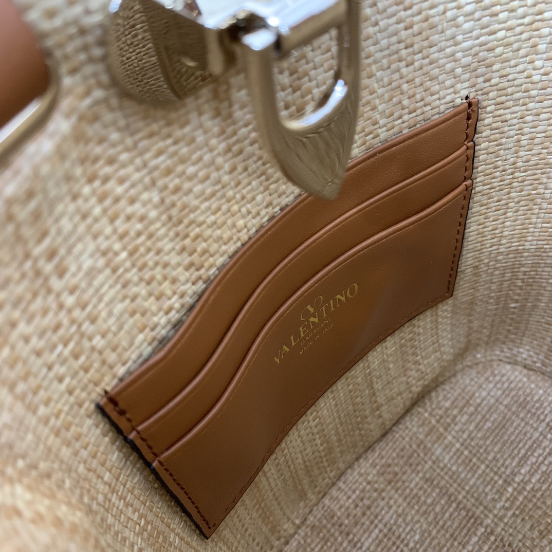 Valentino Garavani Rockstud Bucket In Woven Raffia-16*19*8.5CM