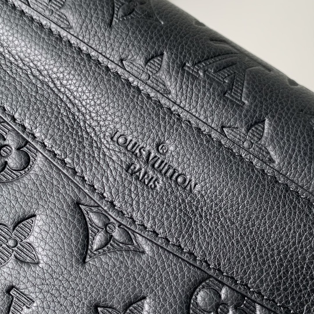 l**is V*t*n messenger mm voyager-m25121-33 x 22.5 x 11cm