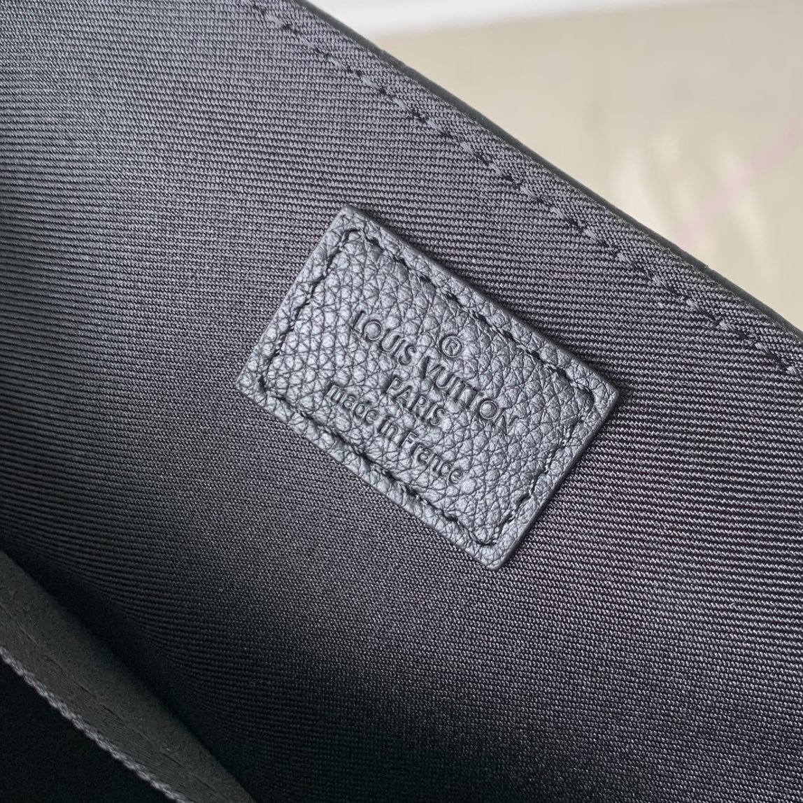 l**is V*t*n messenger mm voyager-m25121-33 x 22.5 x 11cm