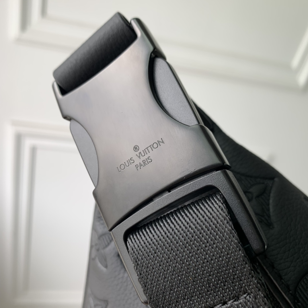 l**is V*t*n discovery bumbag-44 x 15 x 9cm