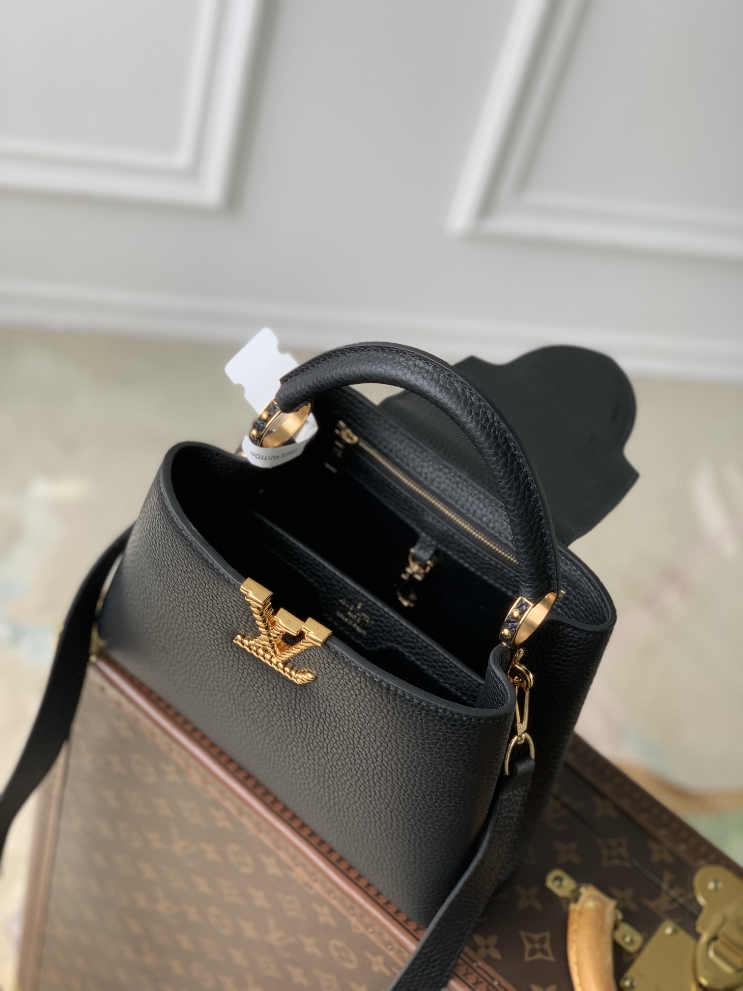 l**is V*t*n capucines handlebag