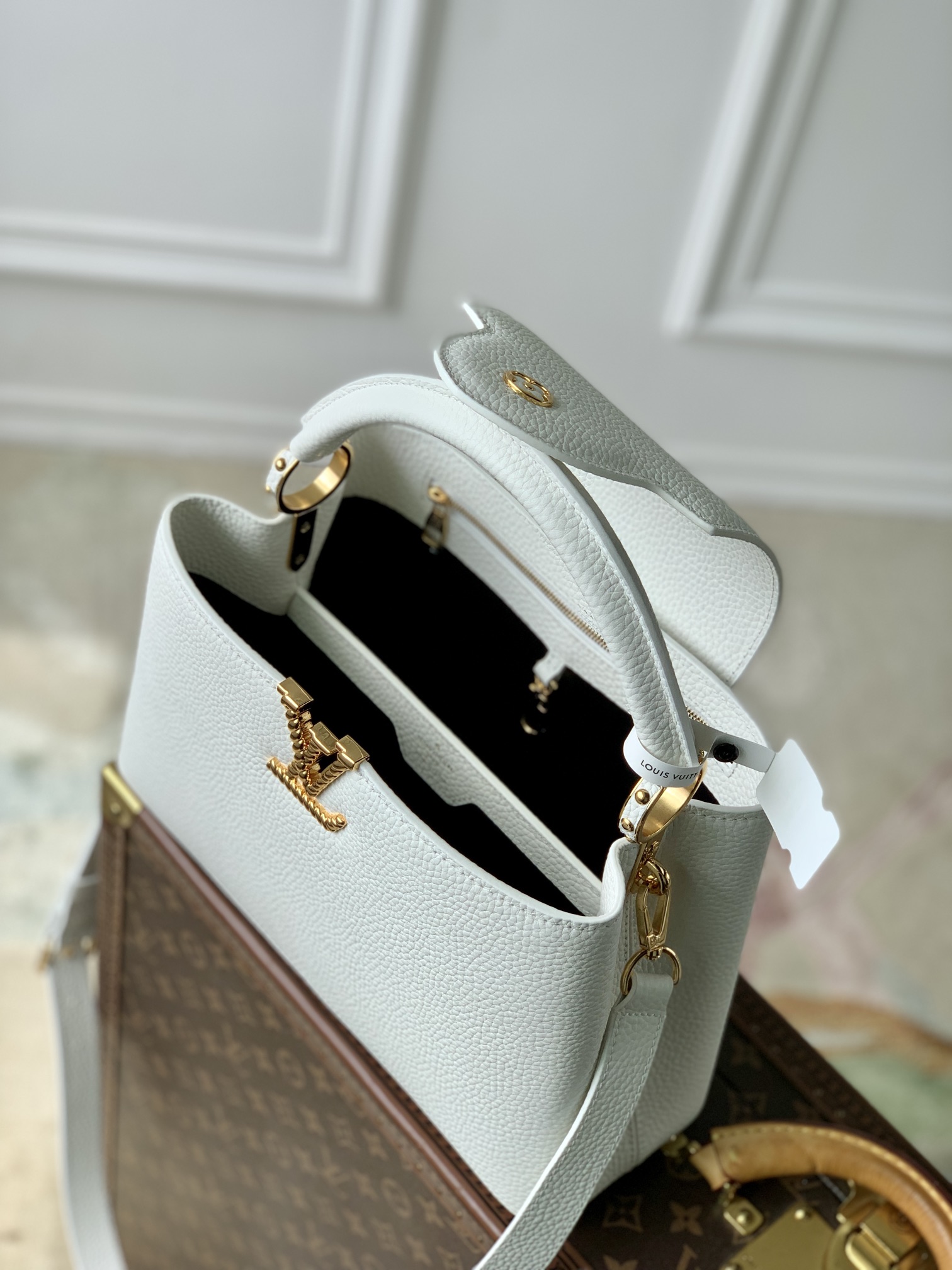 l**is V*t*n capucines handlebag