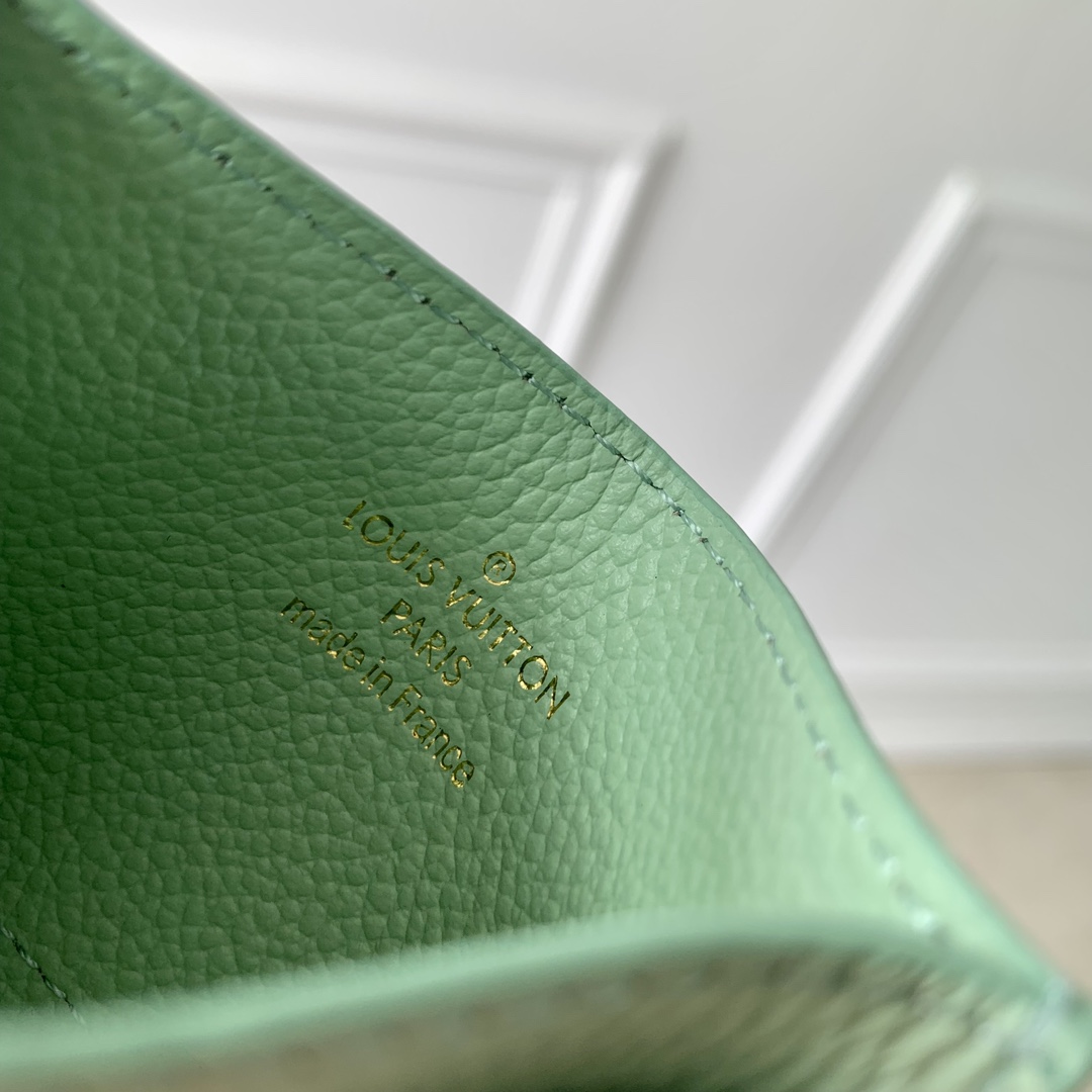 l**is V*t*n wallet-m82132-10.2 x 7.3 x 0.3cm