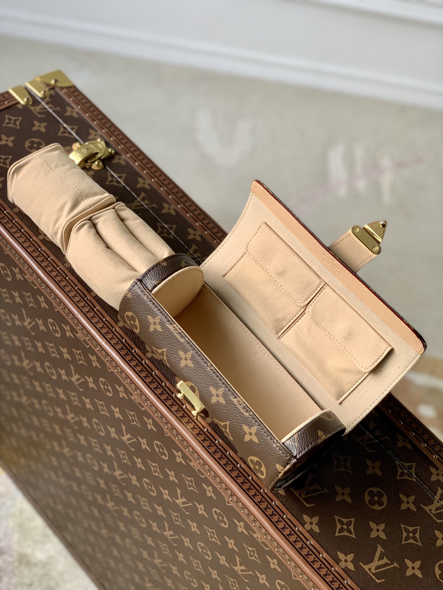 l**is V*t*n jewelry case monogram etui bijou-19*8*8cm