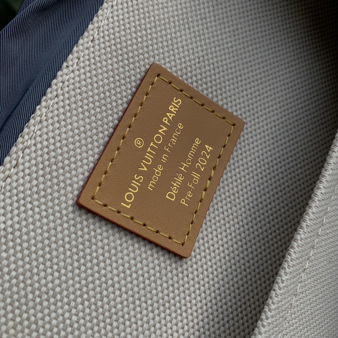 l**is V*t*n montsouris backpack-32 x 40 x 19cm