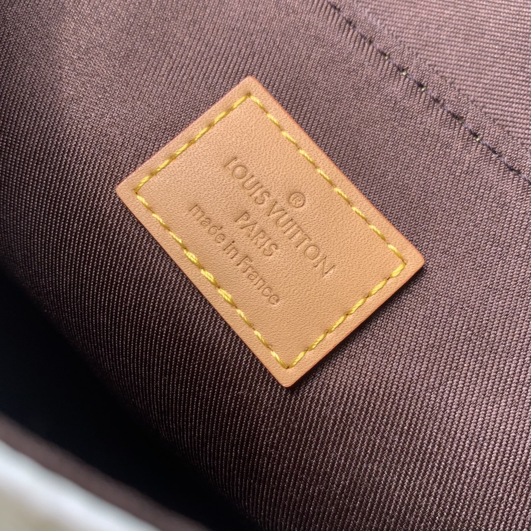 l**is V*t*n nano steamer bag-15 x 18 x 7cm